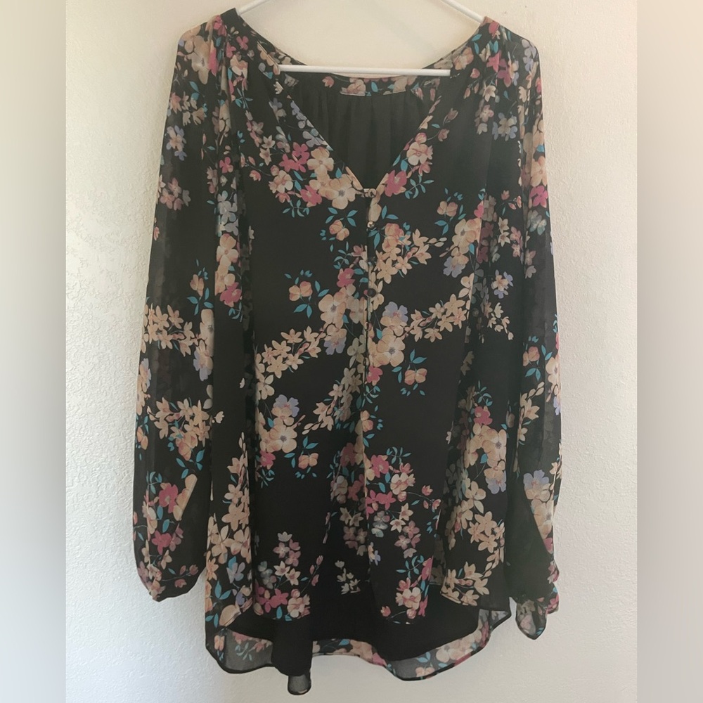 Bundle 4 for $20 Flowy floral blouse with V neck and Bishop sleeves 🌸 XL - Picture 7 of 8